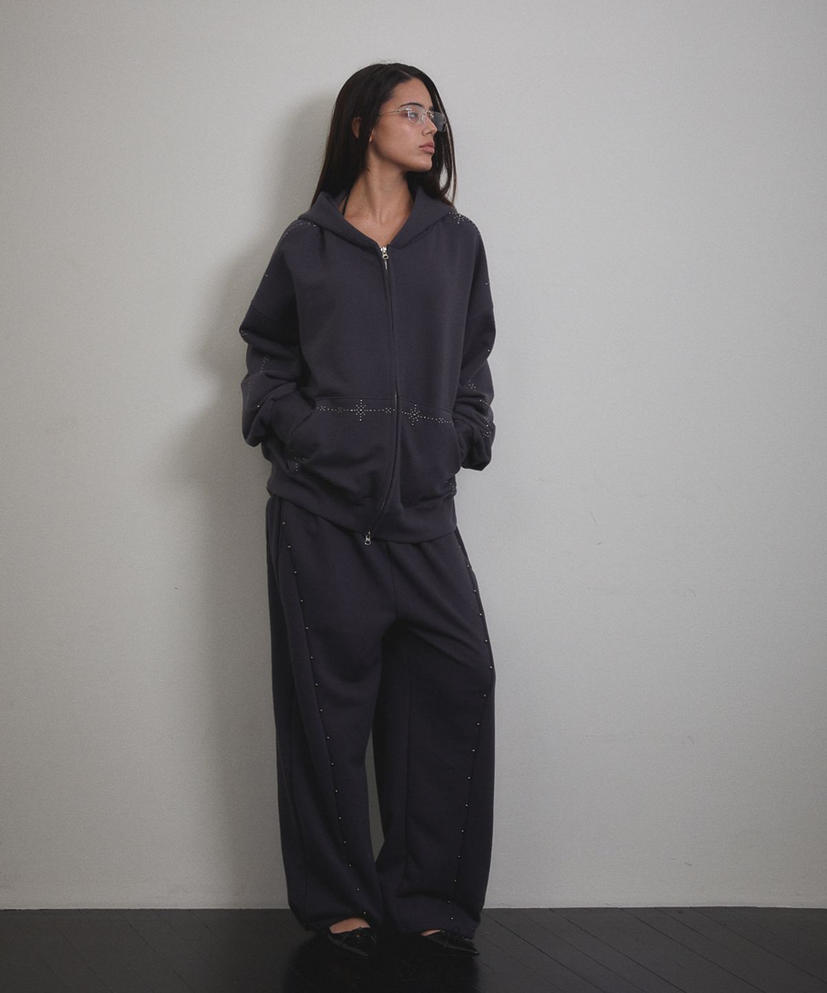 분트(VOONT) Stud Line Hood Zip-up (CHARCOAL)