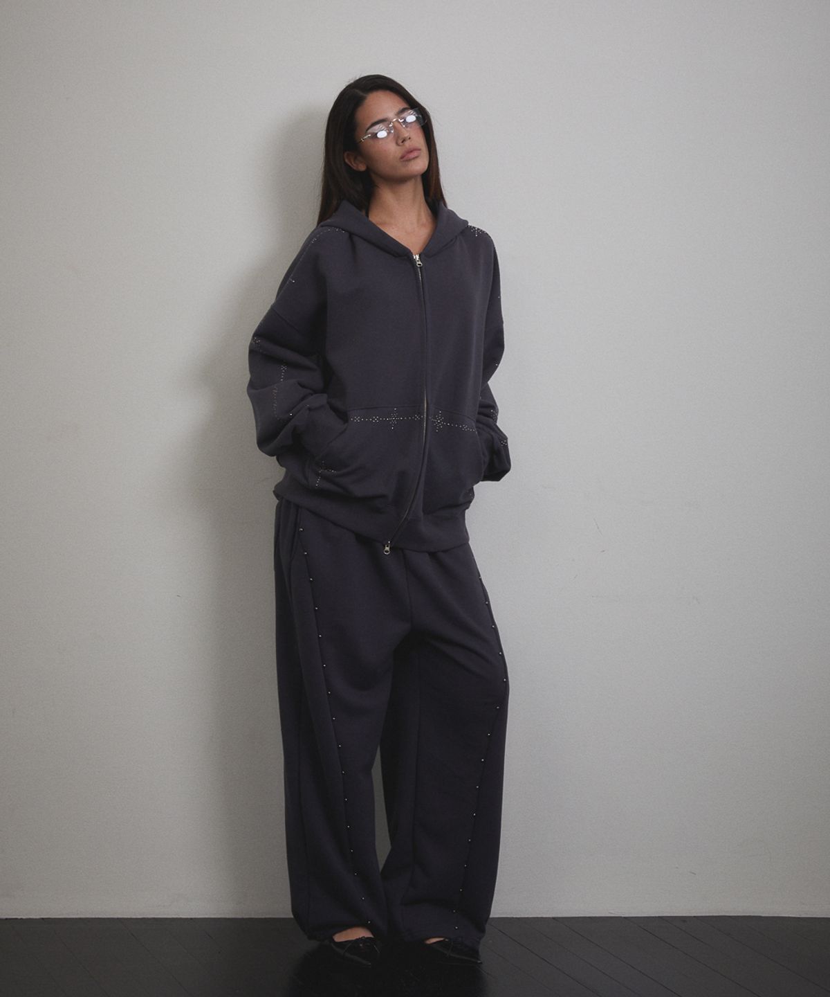 분트(VOONT) Stud Line Hood Zip-up (CHARCOAL)