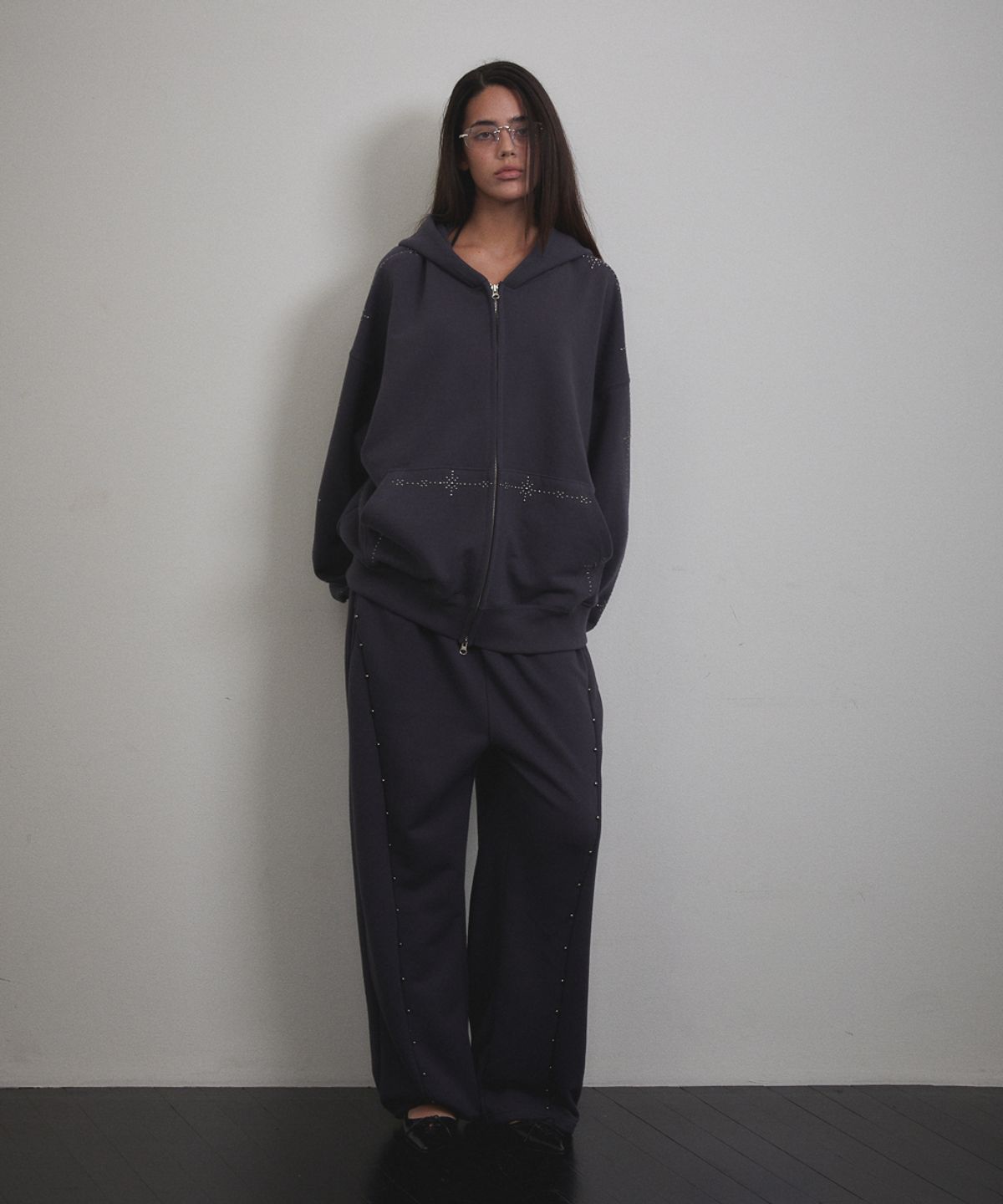 분트(VOONT) Stud Line Hood Zip-up (CHARCOAL)