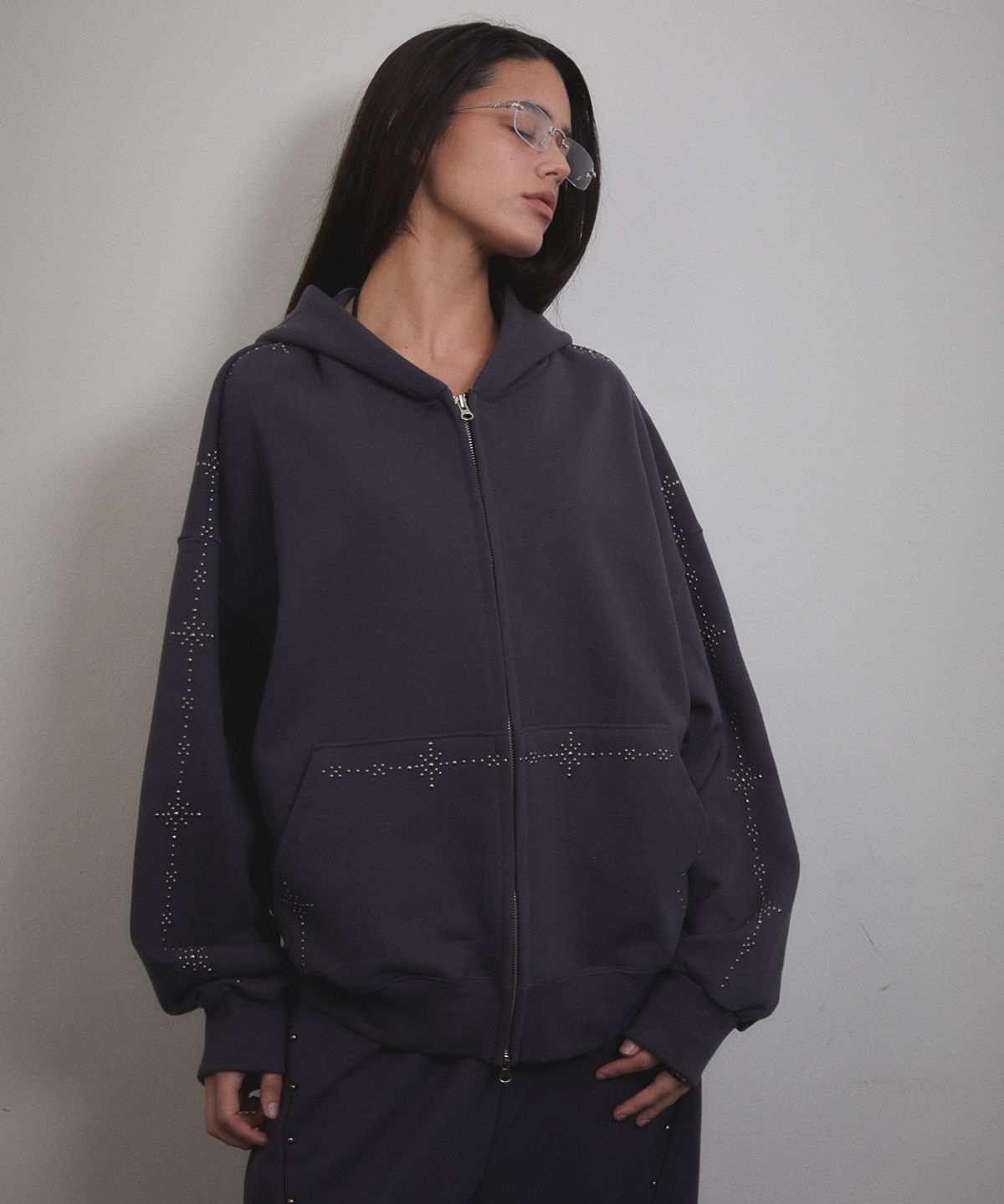분트(VOONT) Stud Line Hood Zip-up (CHARCOAL)