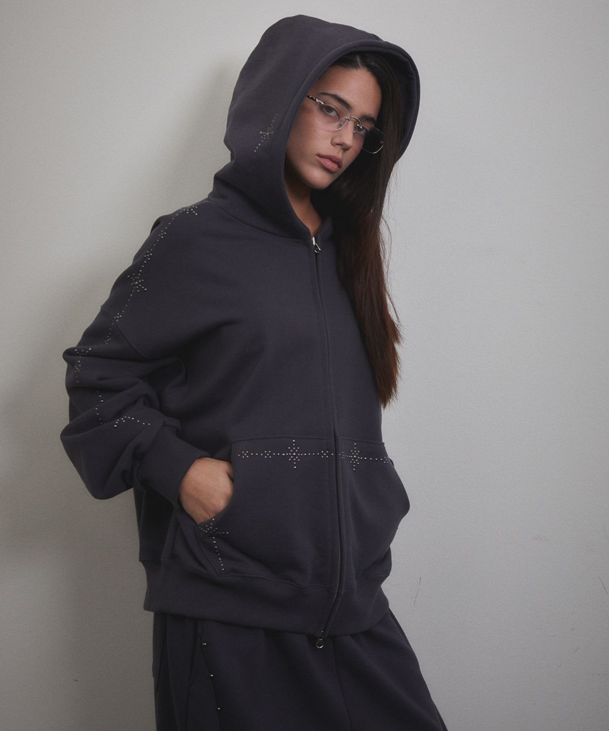 분트(VOONT) Stud Line Hood Zip-up (CHARCOAL)