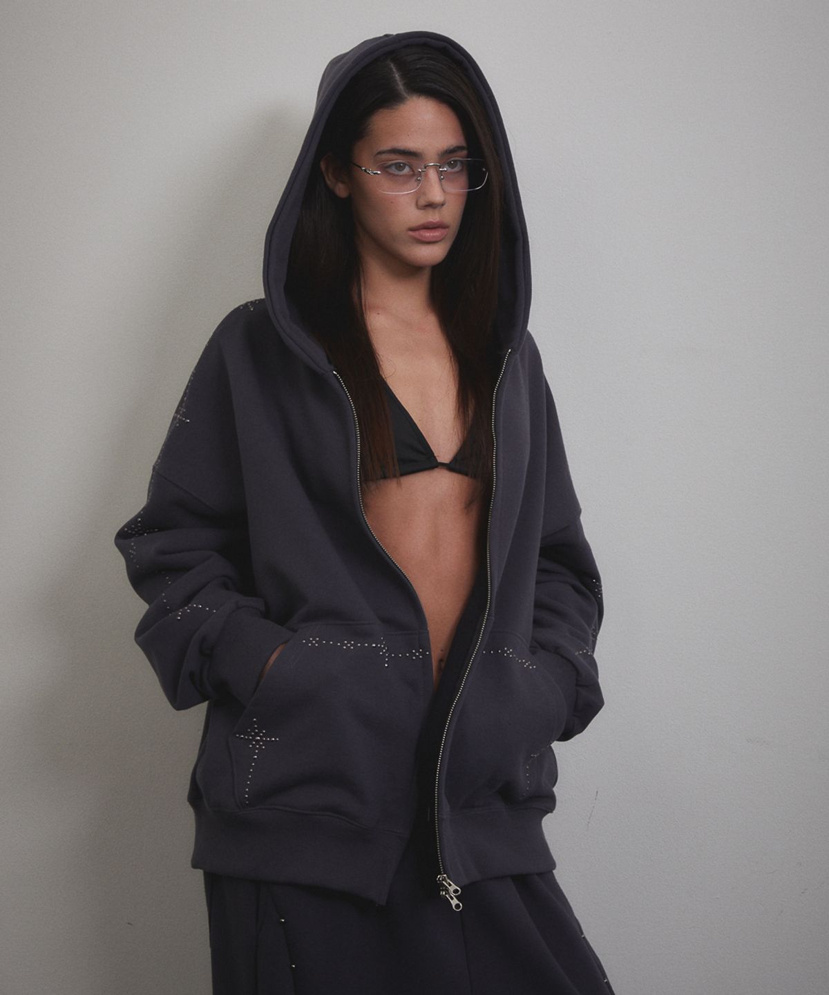 분트(VOONT) Stud Line Hood Zip-up (CHARCOAL)