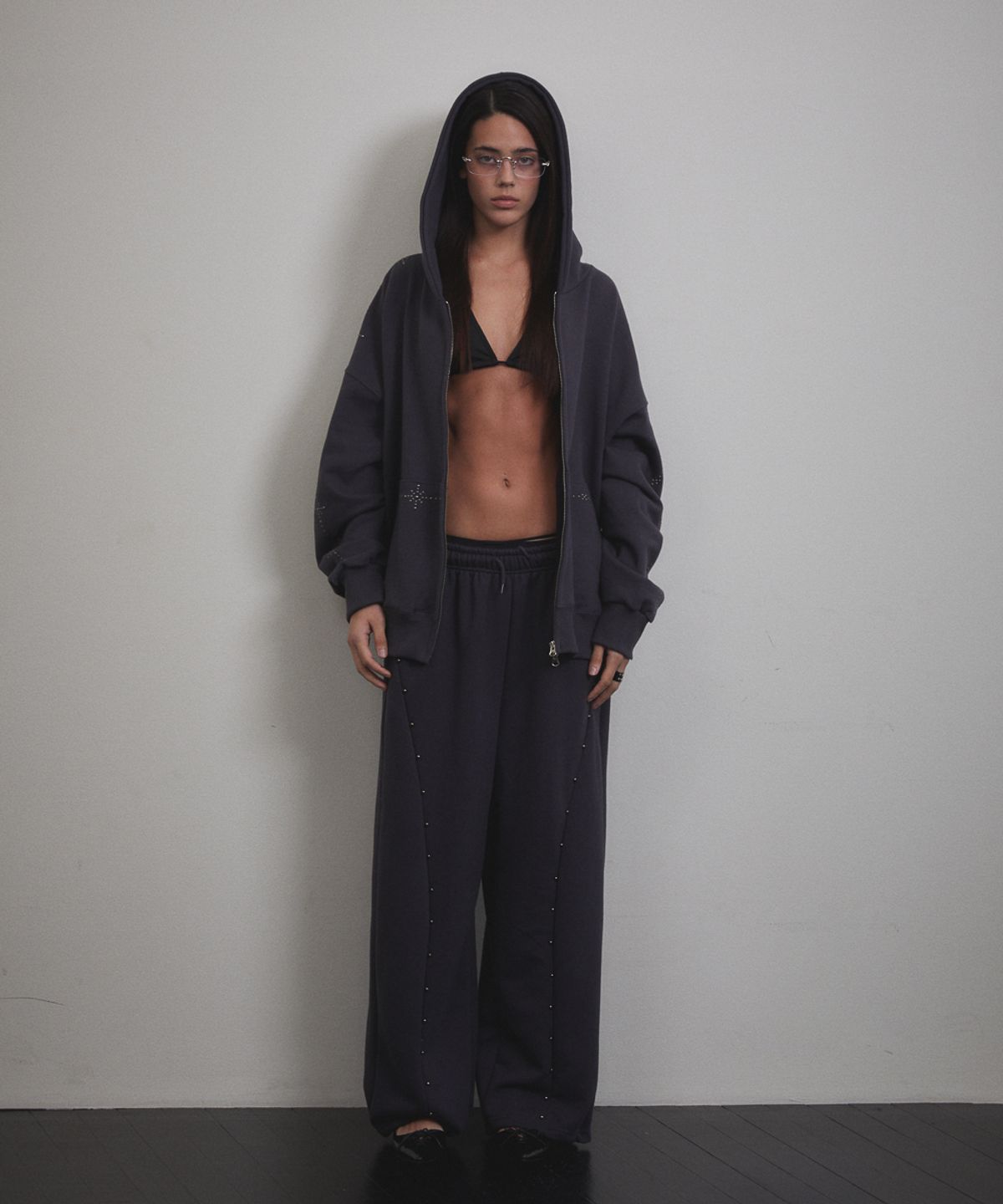 분트(VOONT) Stud Line Hood Zip-up (CHARCOAL)