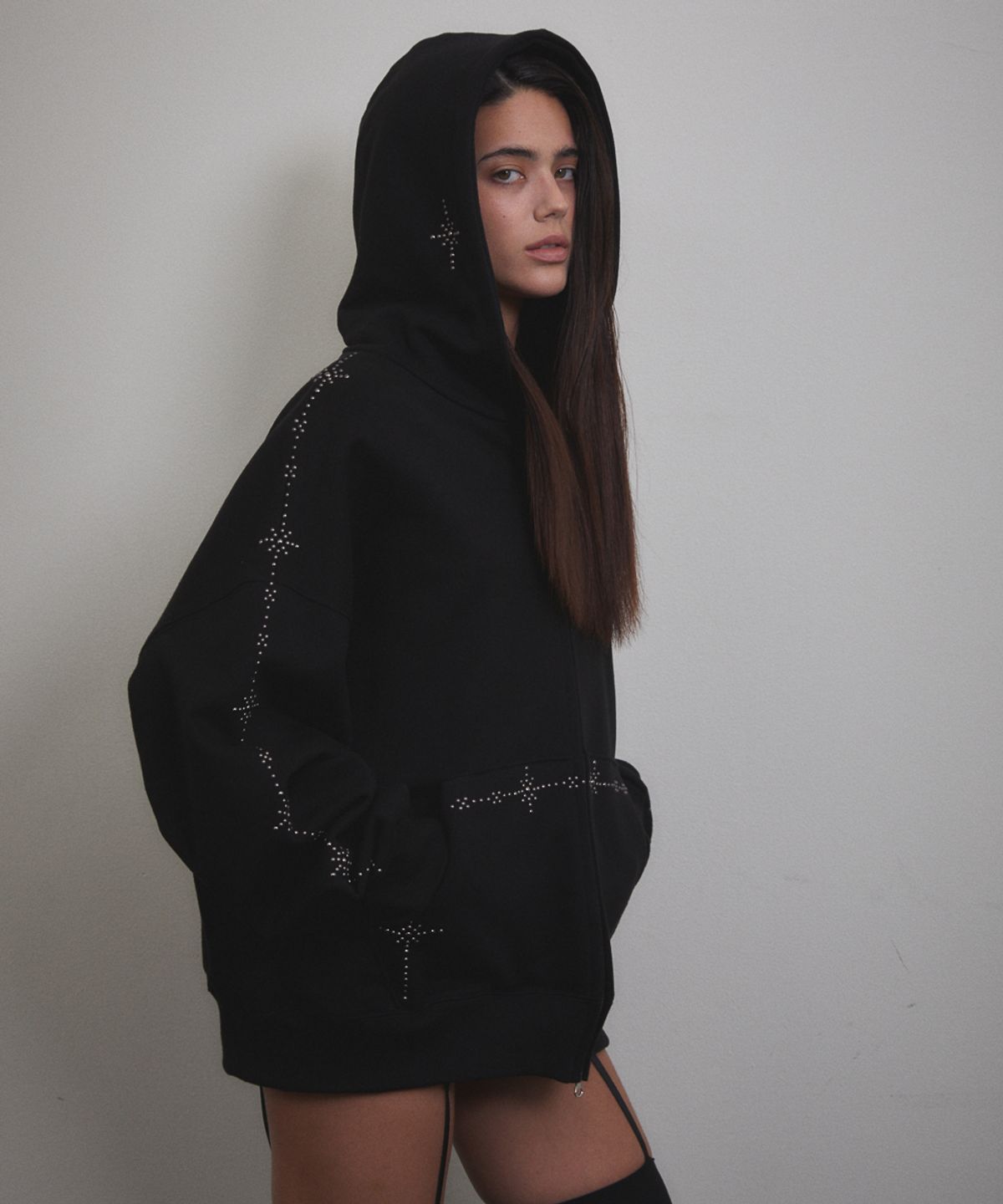 분트(VOONT) Stud Line Hood Zip-up (BLACK)
