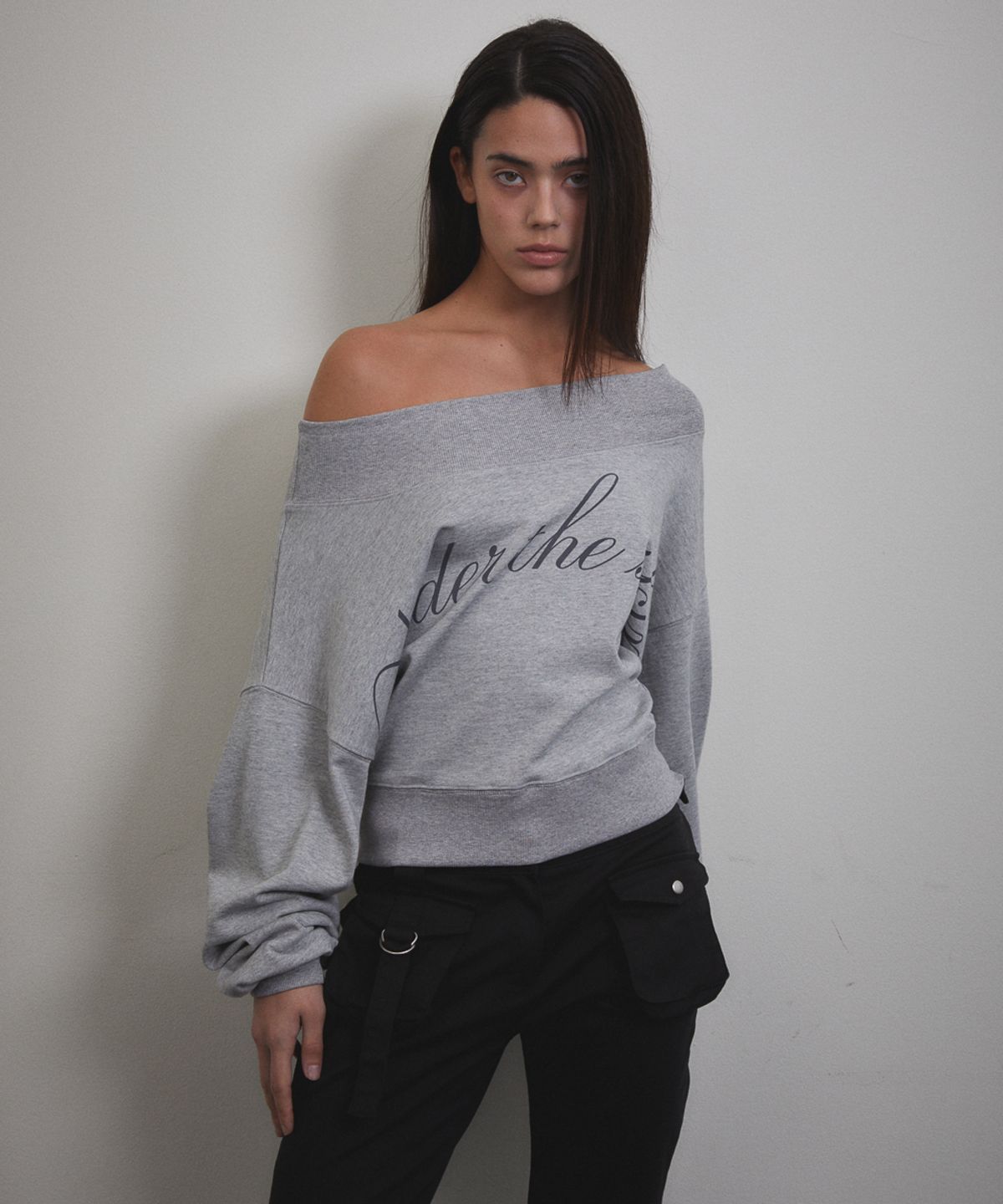 분트(VOONT) Lettering Off Shoulder Sweatshirt (GRAY)