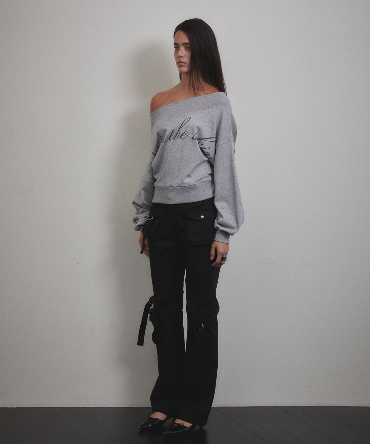 분트(VOONT) Lettering Off Shoulder Sweatshirt (GRAY)