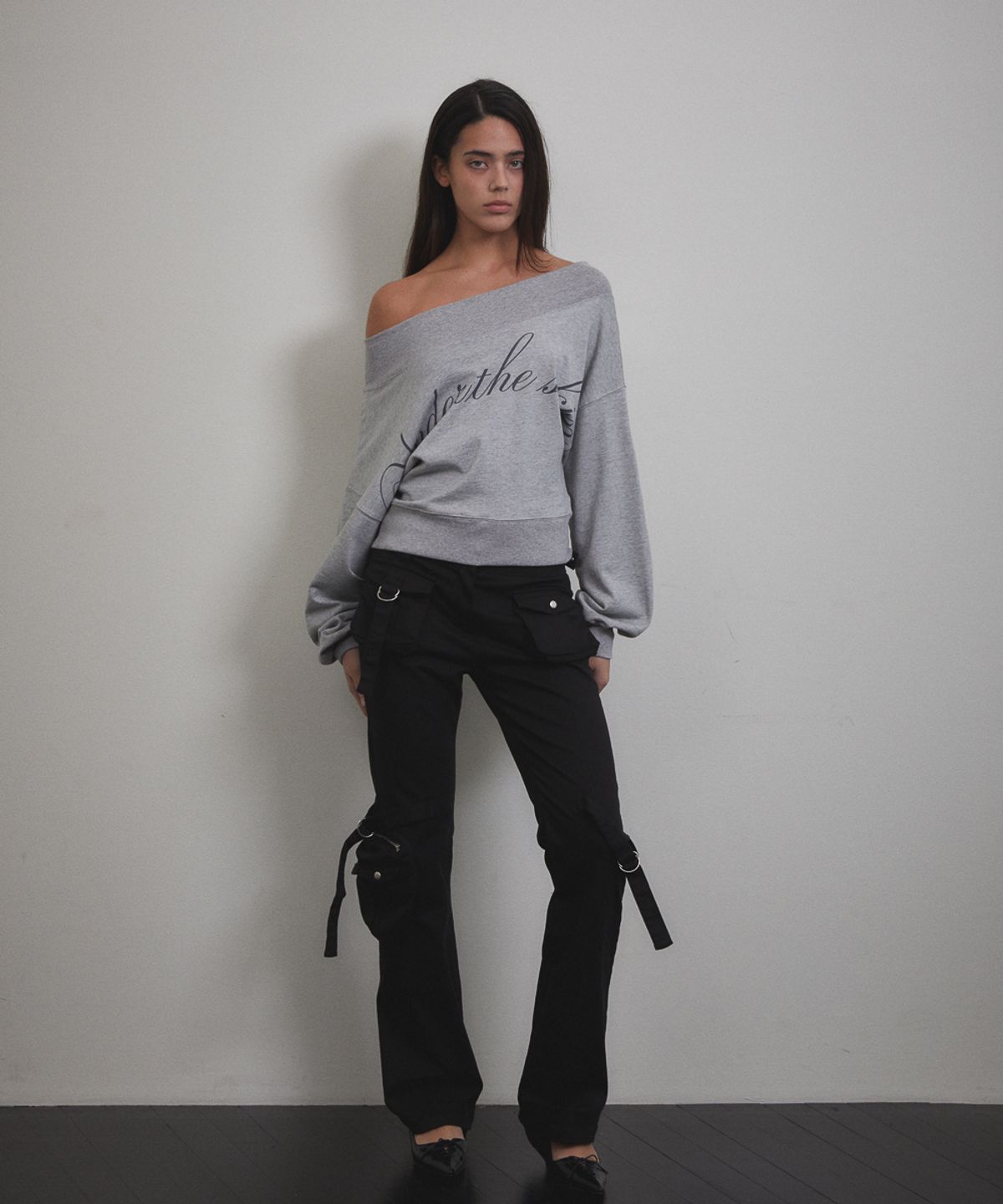 분트(VOONT) Lettering Off Shoulder Sweatshirt (GRAY)