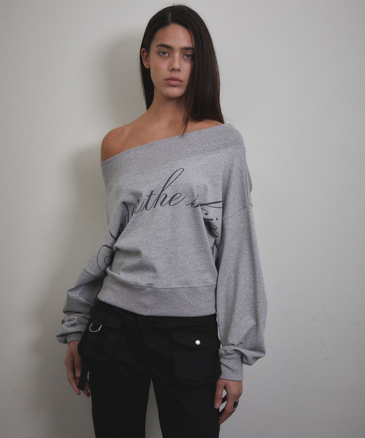 분트(VOONT) Lettering Off Shoulder Sweatshirt (GRAY)