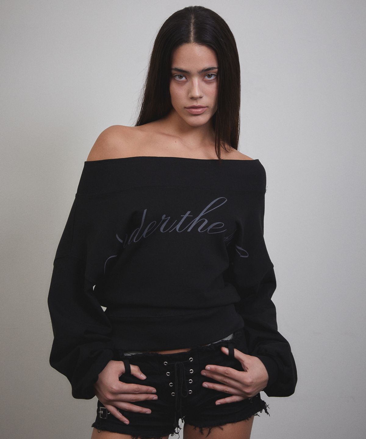 분트(VOONT) Lettering Off Shoulder Sweatshirt (BLACK)