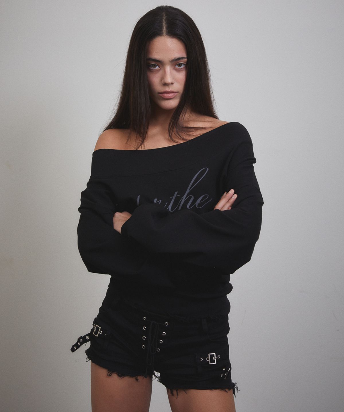 분트(VOONT) Lettering Off Shoulder Sweatshirt (BLACK)