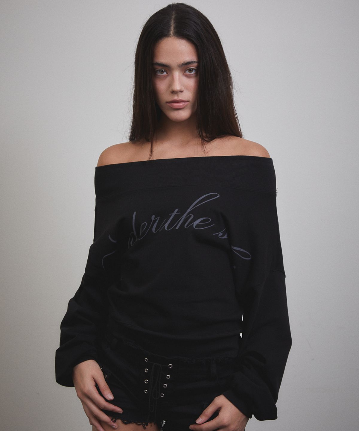 분트(VOONT) Lettering Off Shoulder Sweatshirt (BLACK)