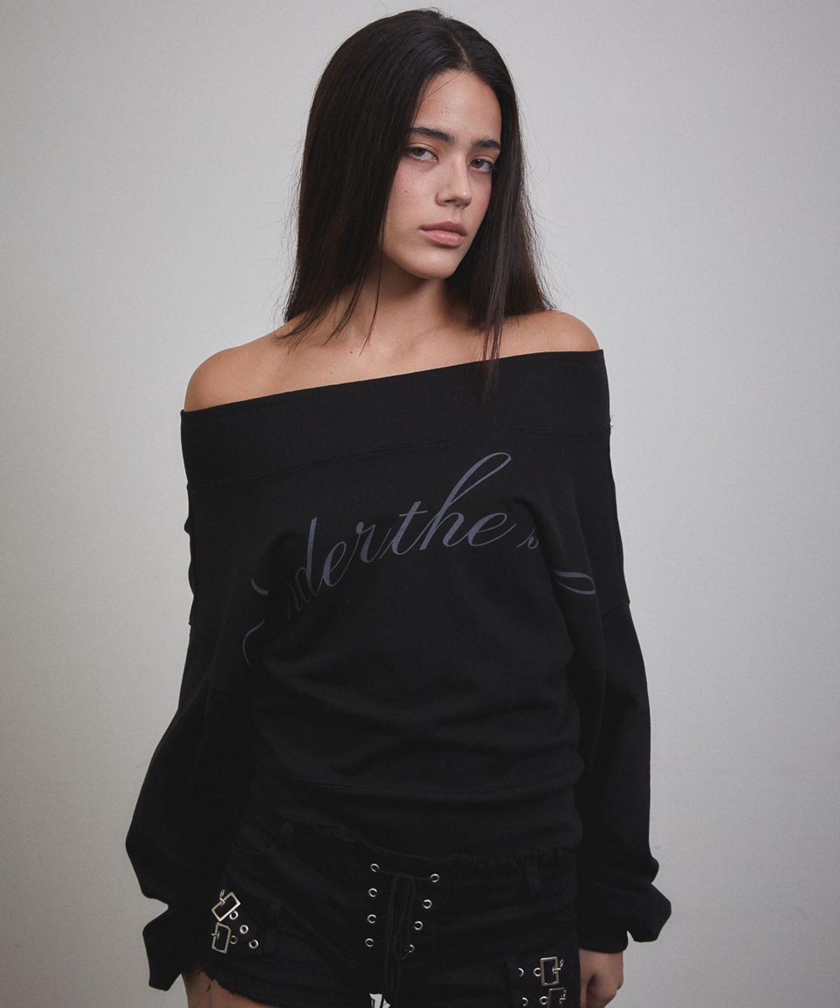 분트(VOONT) Lettering Off Shoulder Sweatshirt (BLACK)