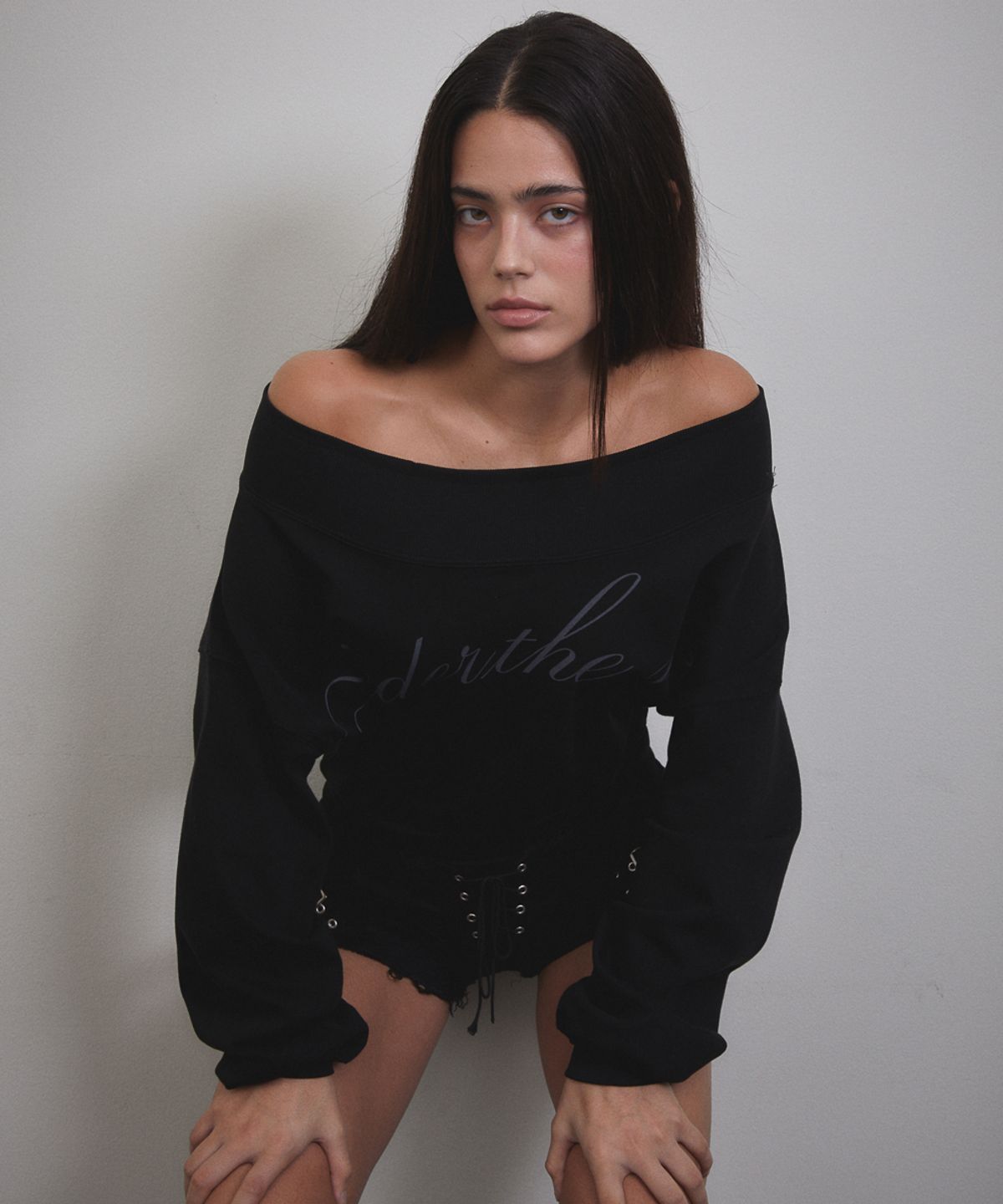 분트(VOONT) Lettering Off Shoulder Sweatshirt (BLACK)