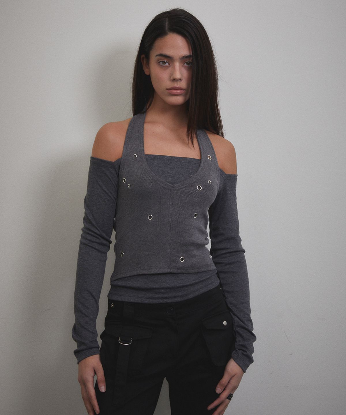 분트(VOONT) Eyelet Halter Long Sleeve (CHARCOAL)