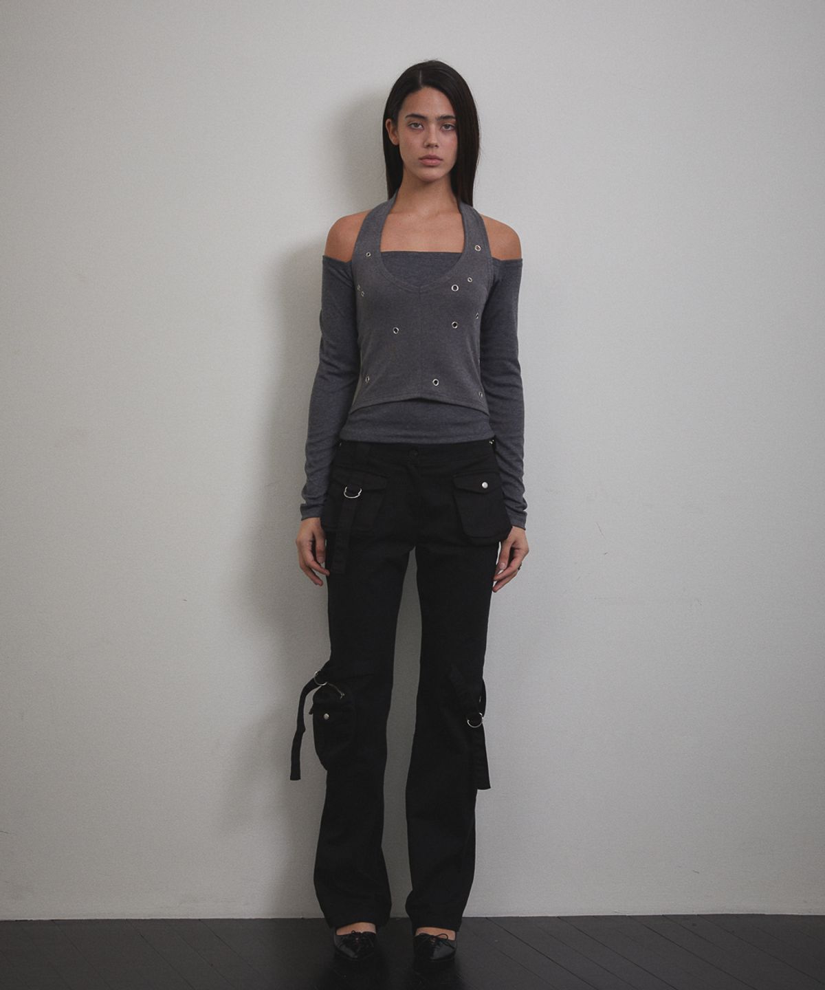 분트(VOONT) Eyelet Halter Long Sleeve (CHARCOAL)