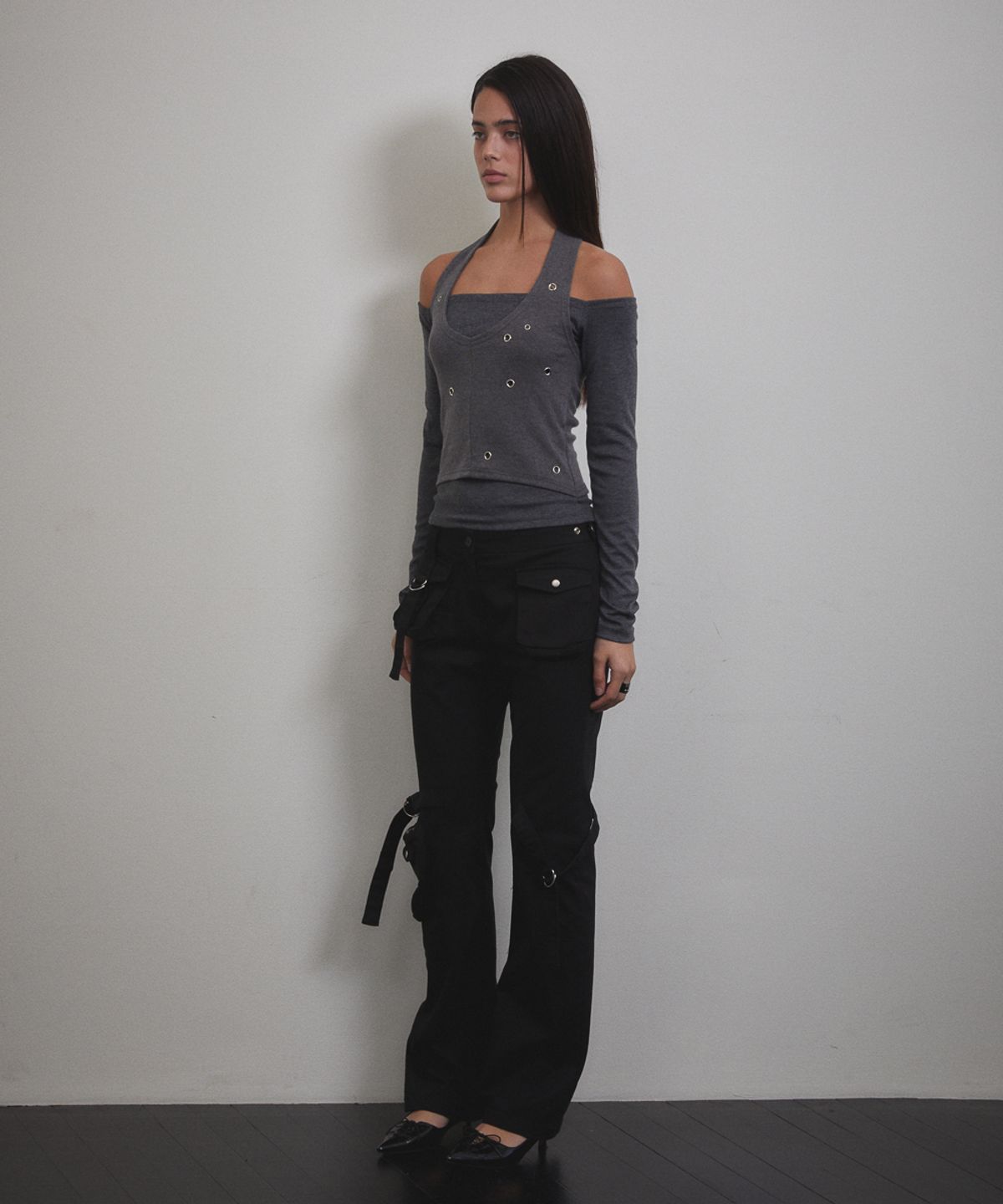 분트(VOONT) Eyelet Halter Long Sleeve (CHARCOAL)