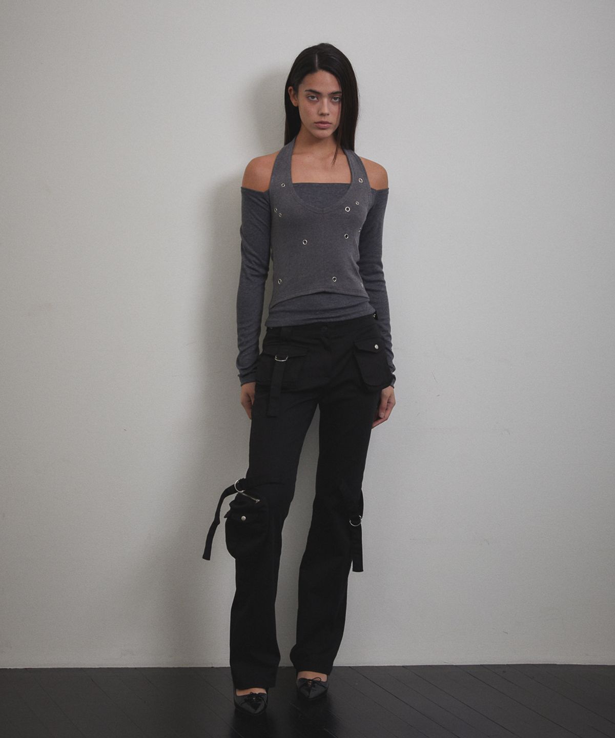 분트(VOONT) Eyelet Halter Long Sleeve (CHARCOAL)