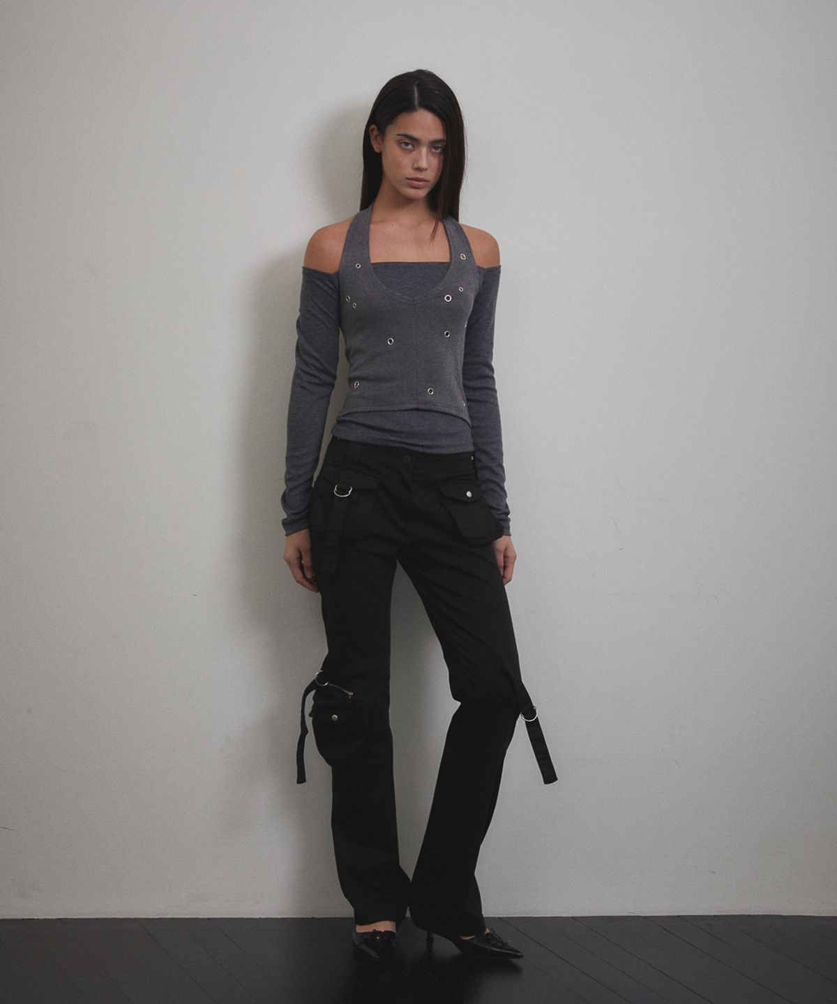 분트(VOONT) Eyelet Halter Long Sleeve (CHARCOAL)