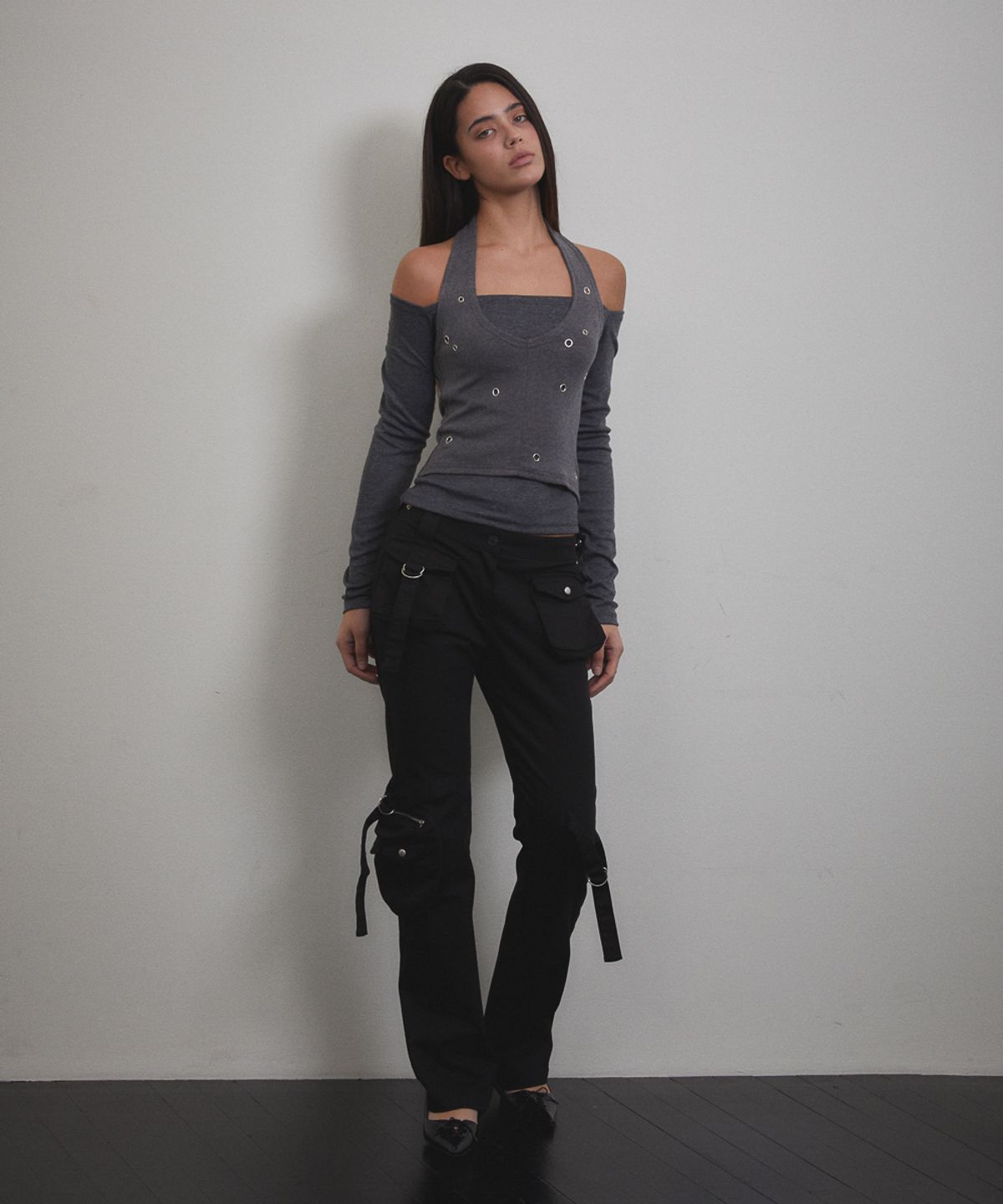 분트(VOONT) Eyelet Halter Long Sleeve (CHARCOAL)