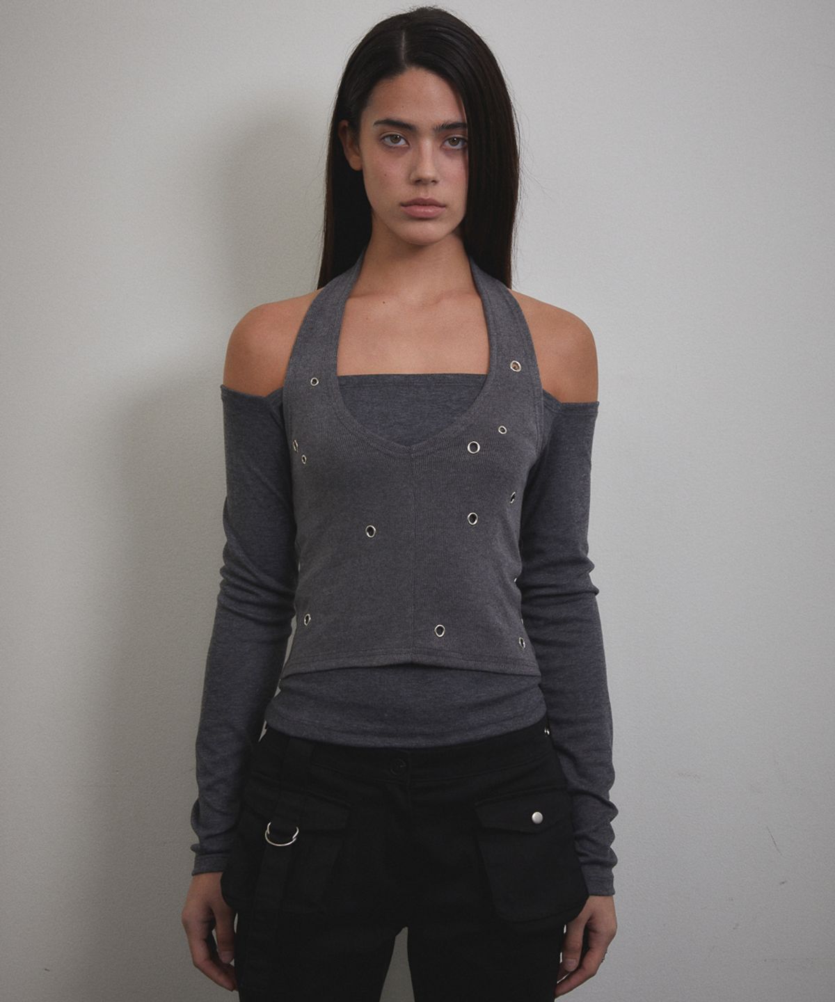 분트(VOONT) Eyelet Halter Long Sleeve (CHARCOAL)