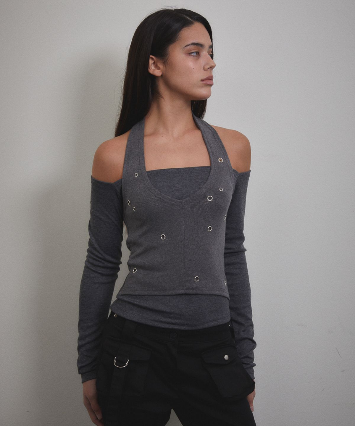 분트(VOONT) Eyelet Halter Long Sleeve (CHARCOAL)