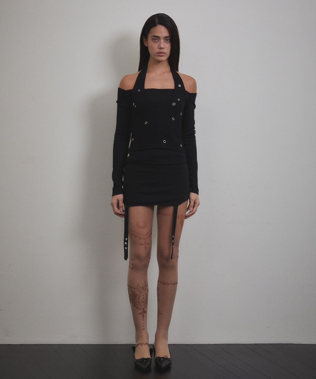 분트(VOONT) Eyelet Halter Long Sleeve (BLACK)