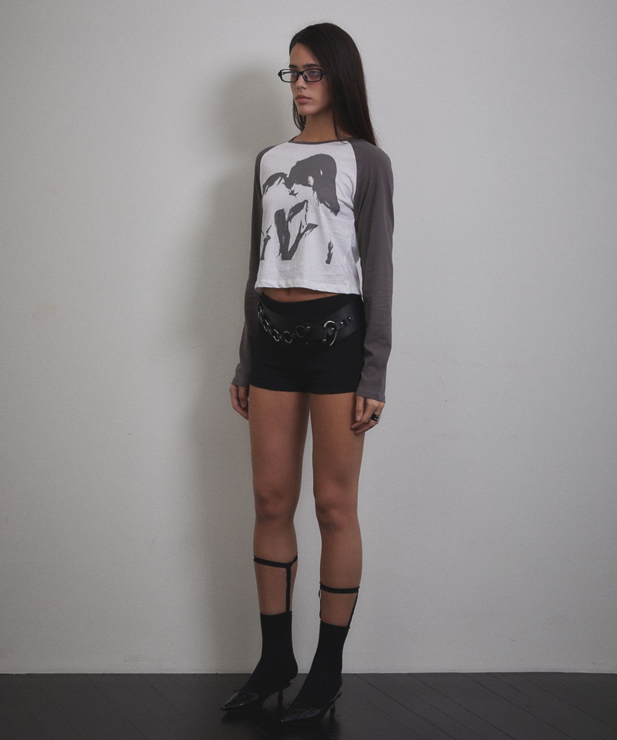 분트(VOONT) Kiss Me Graphic Long Sleeve (CHARCOAL)