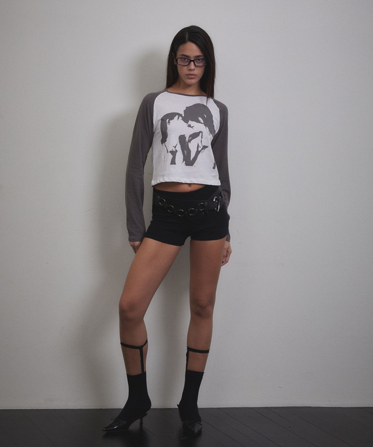 분트(VOONT) Kiss Me Graphic Long Sleeve (CHARCOAL)
