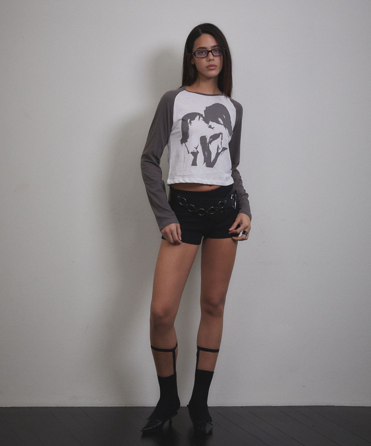 분트(VOONT) Kiss Me Graphic Long Sleeve (CHARCOAL)