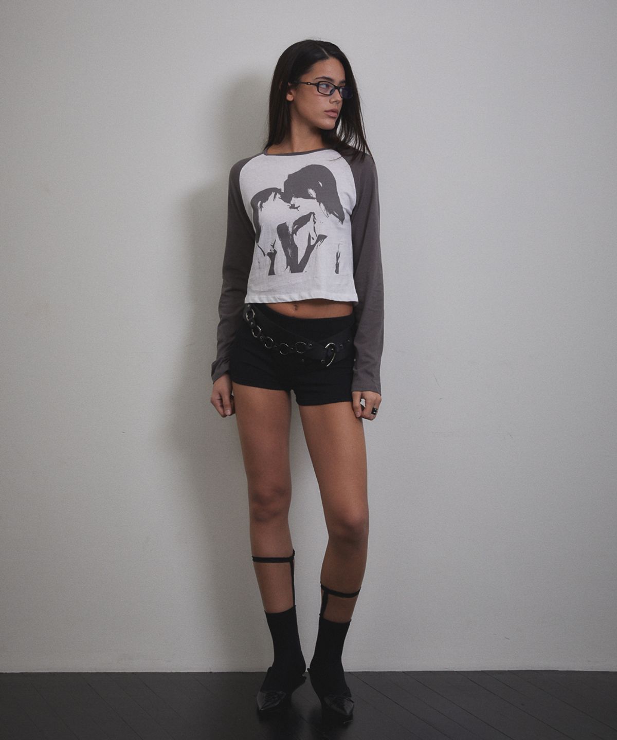 분트(VOONT) Kiss Me Graphic Long Sleeve (CHARCOAL)