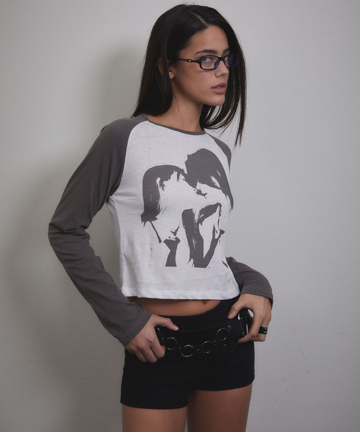 분트(VOONT) Kiss Me Graphic Long Sleeve (CHARCOAL)