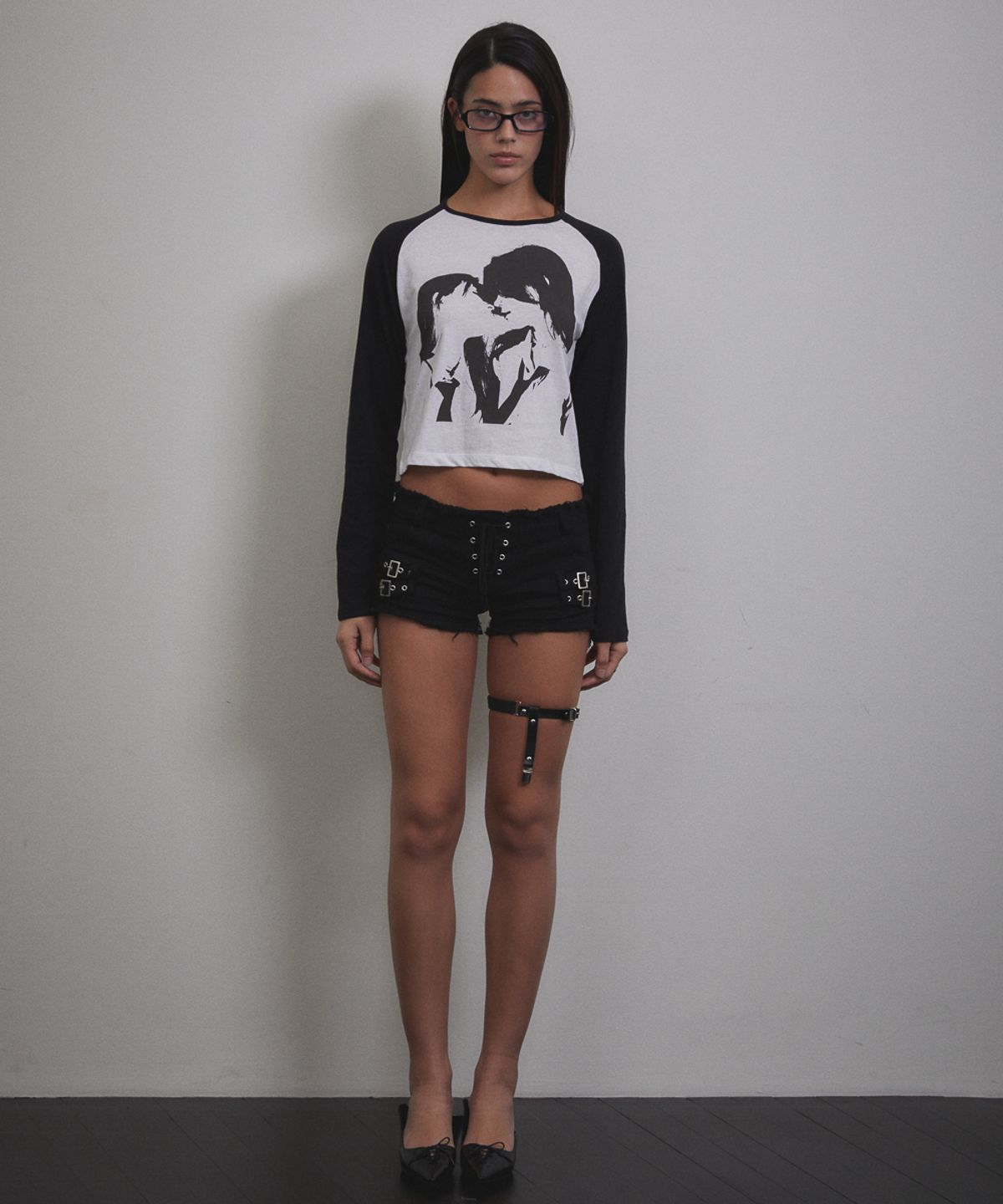 분트(VOONT) Kiss Me Graphic Long Sleeve (BLACK)