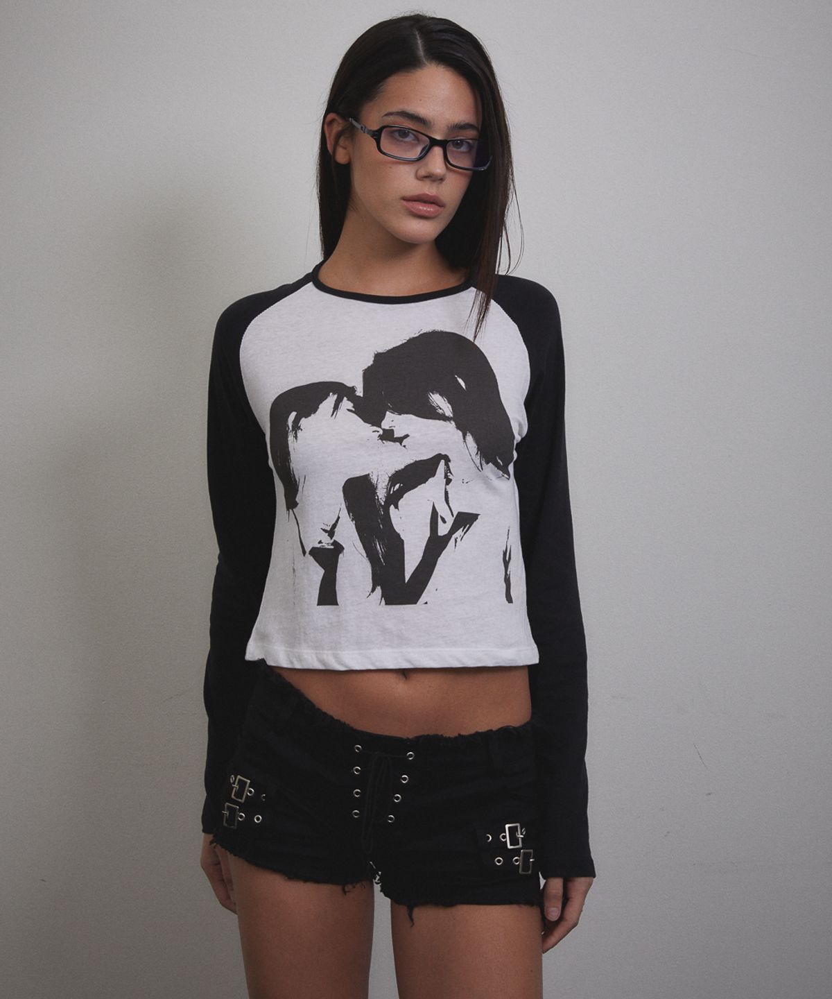 분트(VOONT) Kiss Me Graphic Long Sleeve (BLACK)