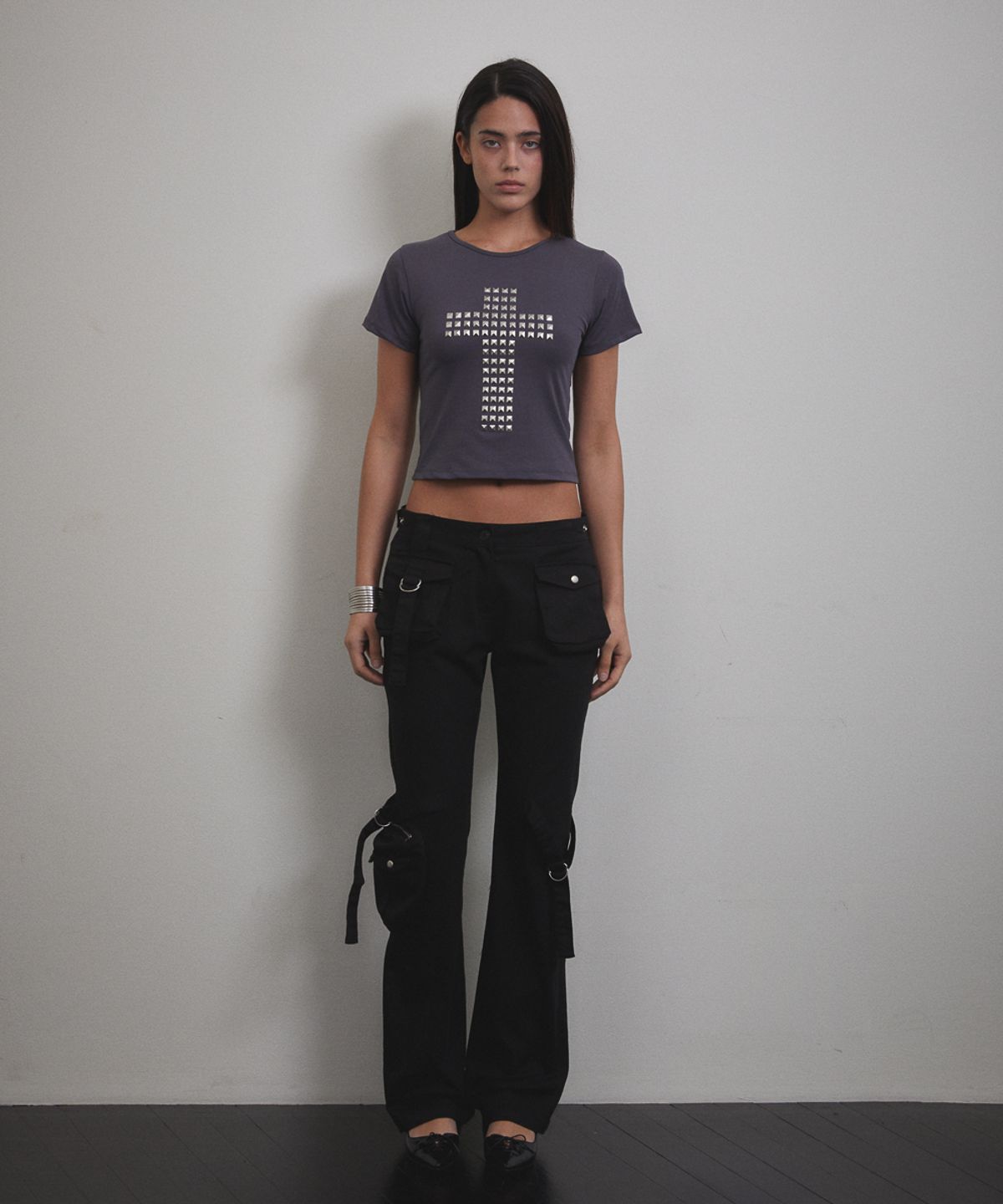 분트(VOONT) Stud Cross T-shirt (CHARCOAL)