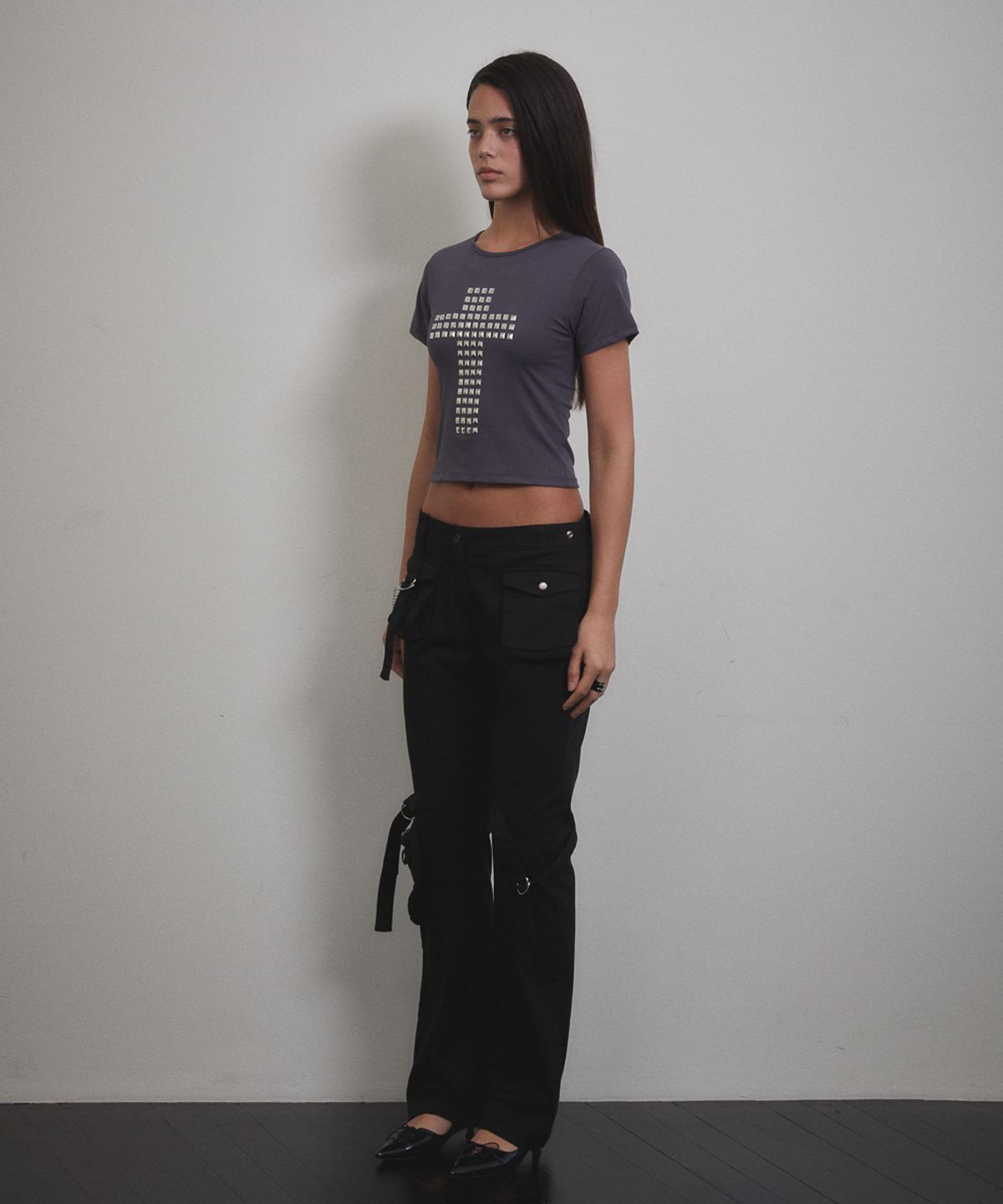 분트(VOONT) Stud Cross T-shirt (CHARCOAL)