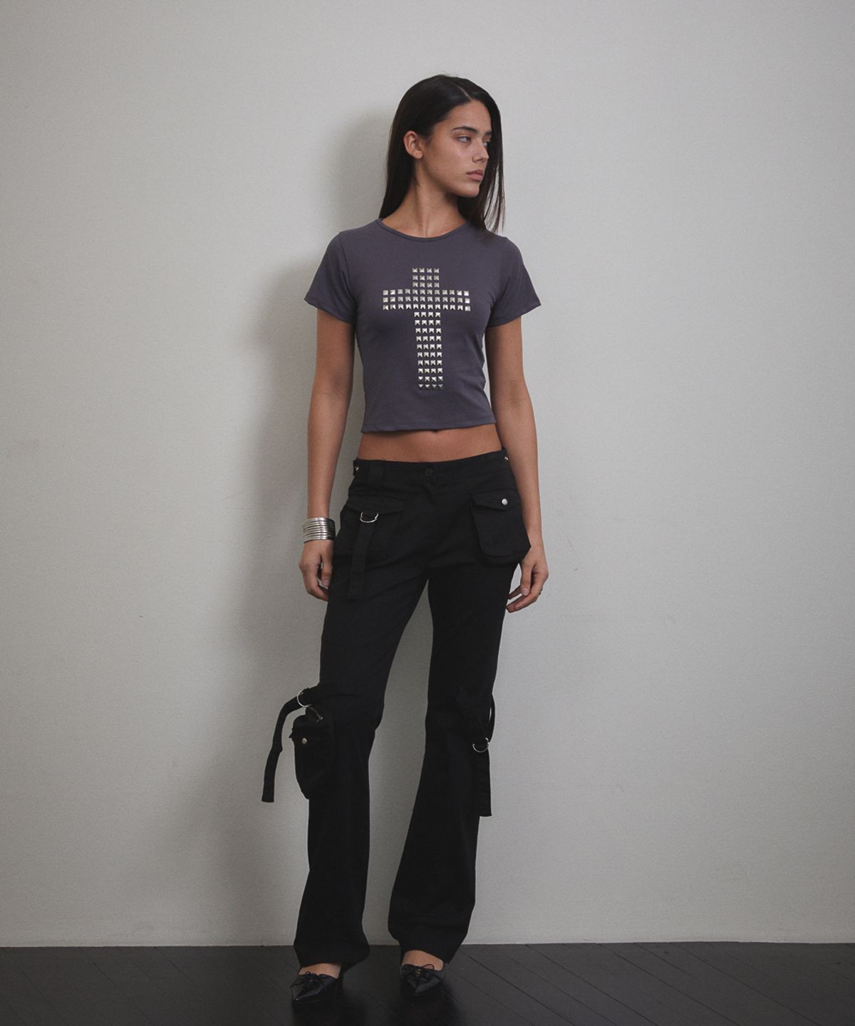 분트(VOONT) Stud Cross T-shirt (CHARCOAL)