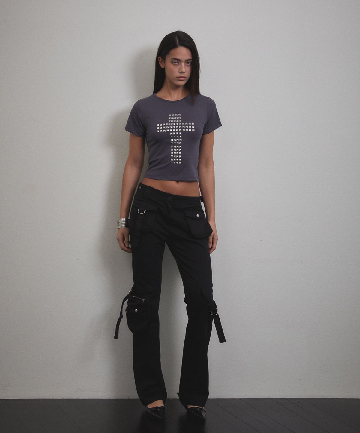 분트(VOONT) Stud Cross T-shirt (CHARCOAL)