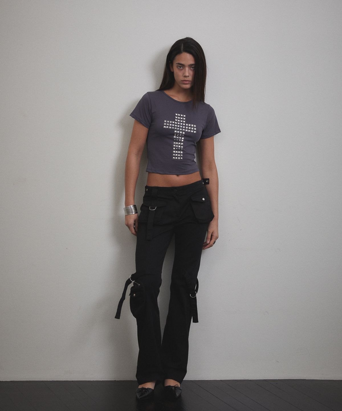 분트(VOONT) Stud Cross T-shirt (CHARCOAL)