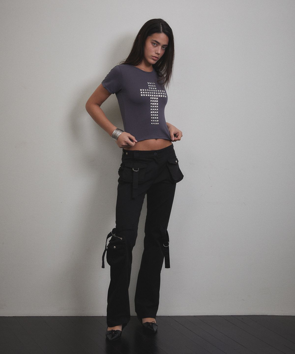 분트(VOONT) Stud Cross T-shirt (CHARCOAL)