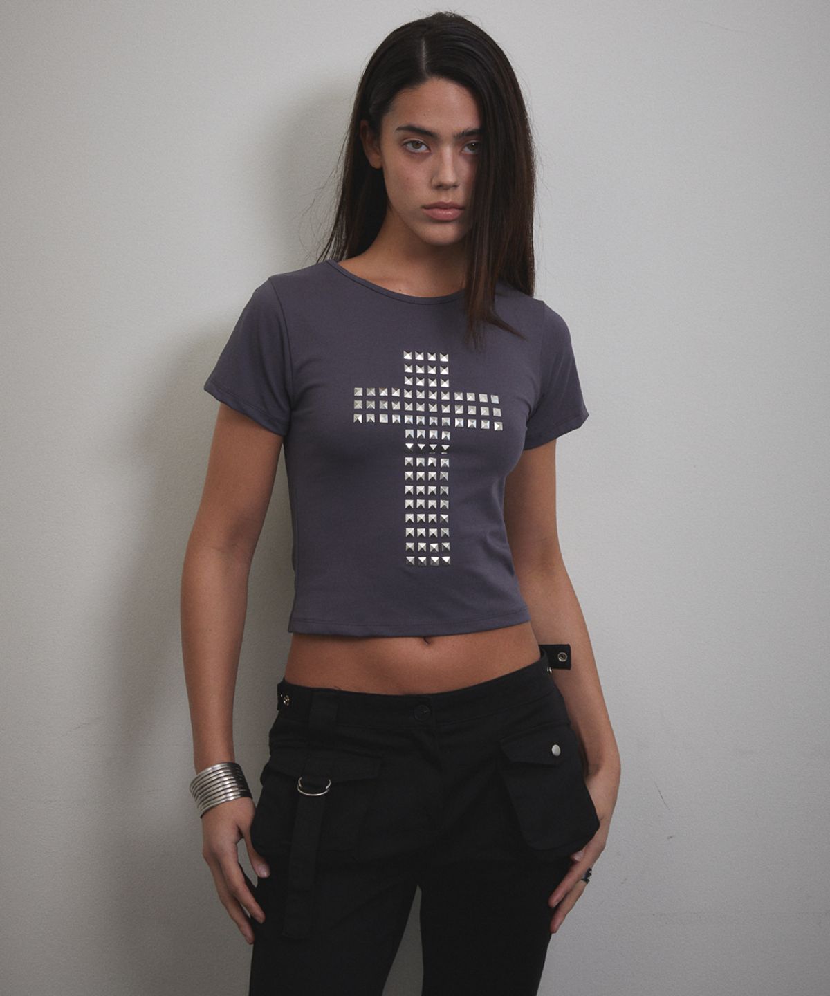 분트(VOONT) Stud Cross T-shirt (CHARCOAL)