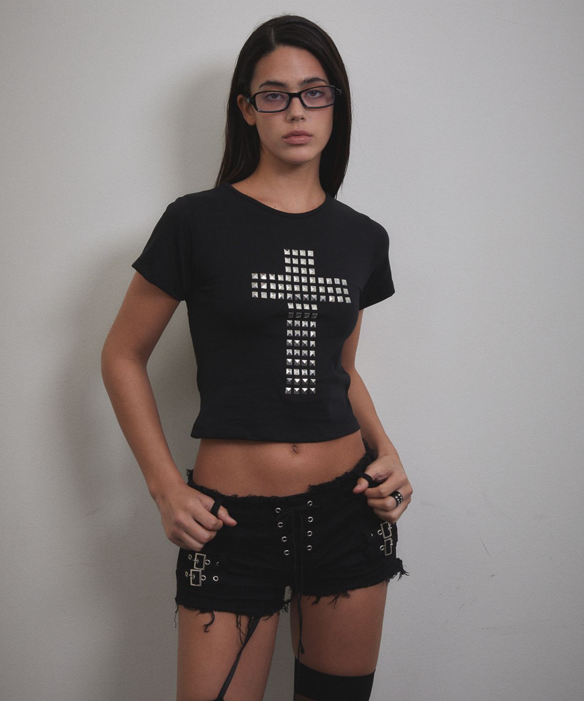 분트(VOONT) Stud Cross T-shirt (BLACK)