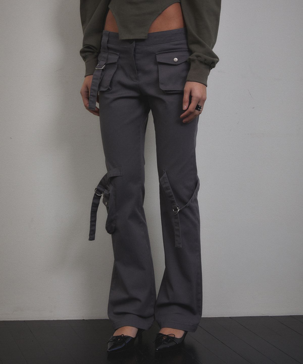 분트(VOONT) Cargo Strap Pocket Pants (CHARCOAL)