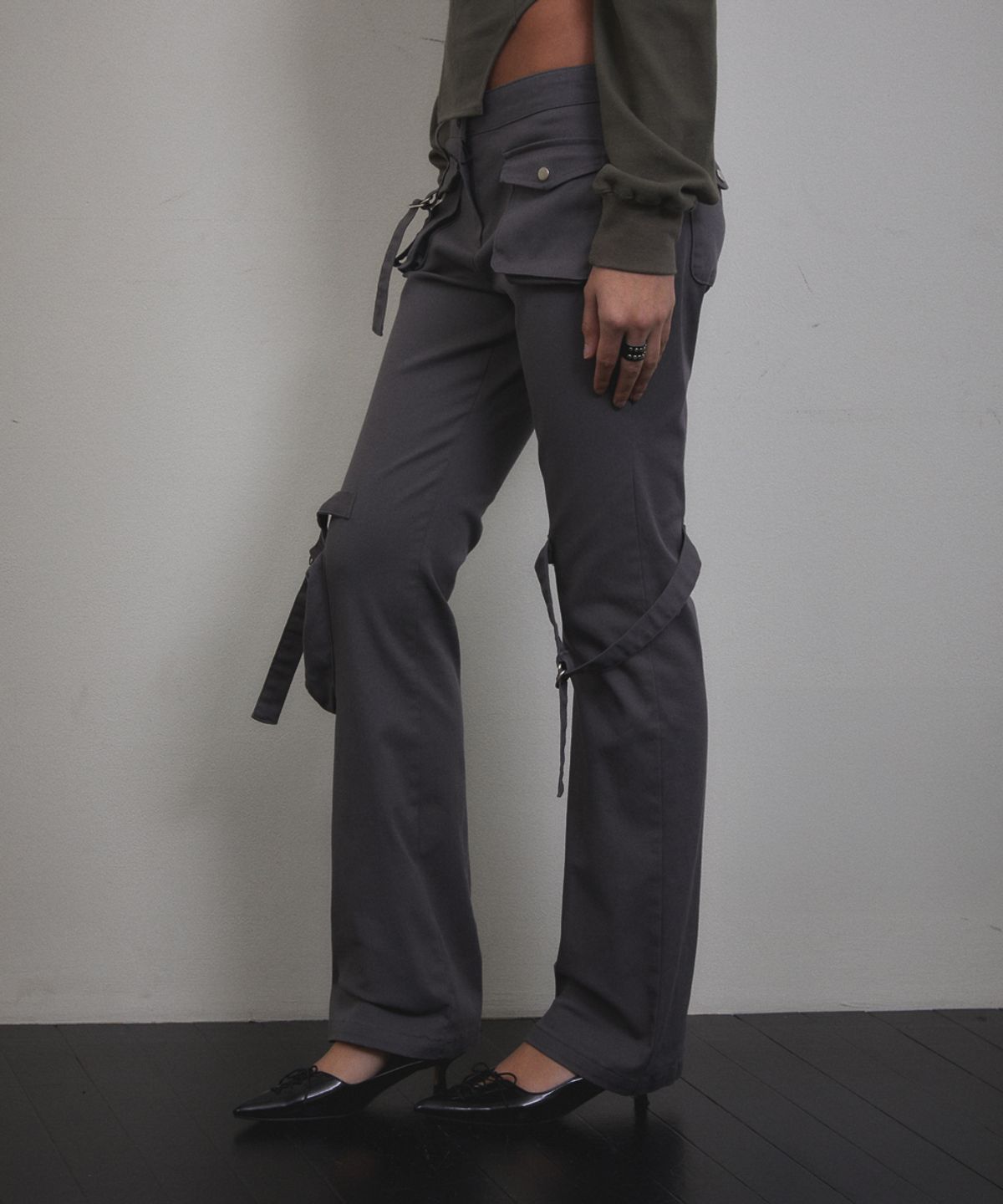 분트(VOONT) Cargo Strap Pocket Pants (CHARCOAL)