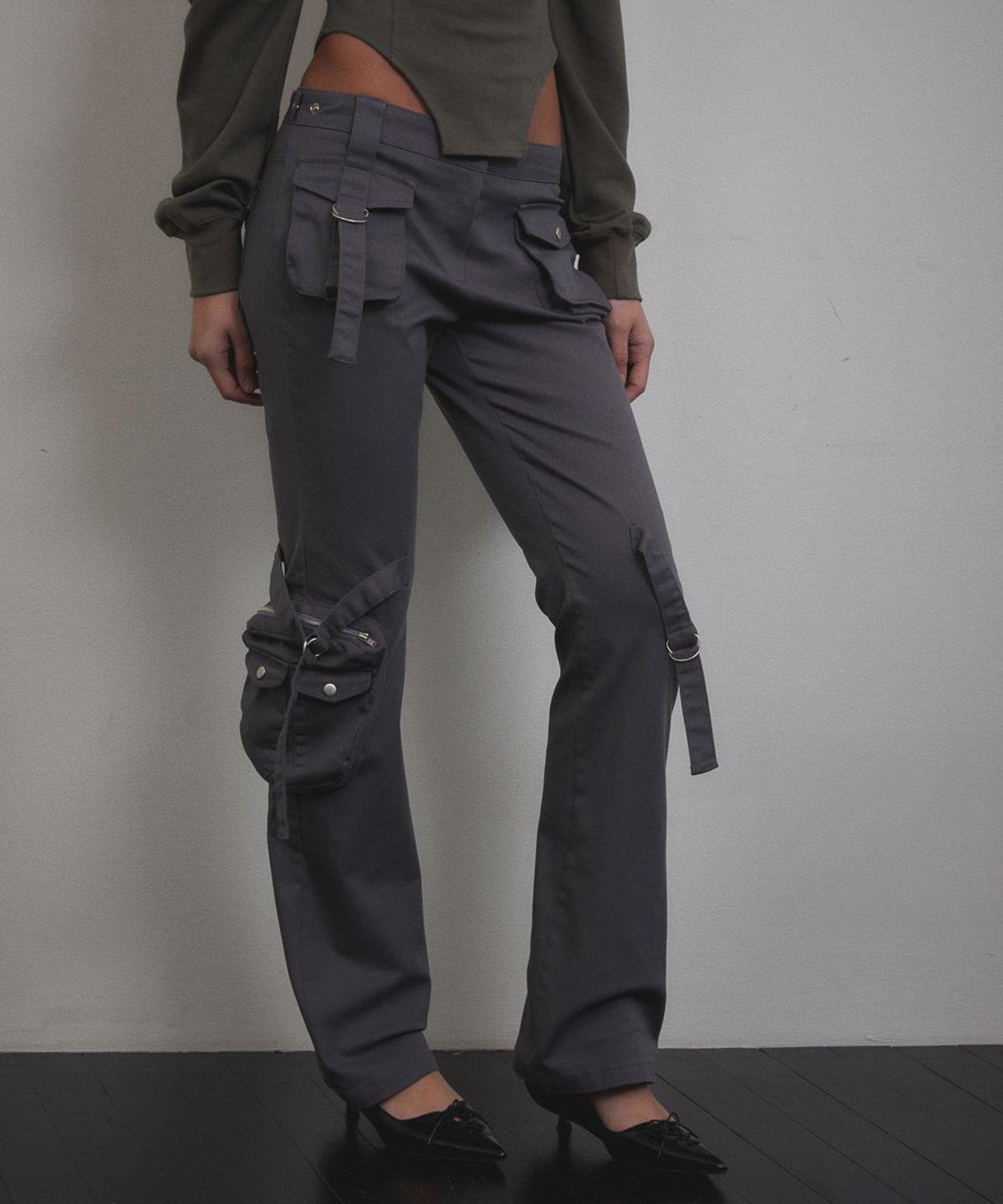 분트(VOONT) Cargo Strap Pocket Pants (CHARCOAL)