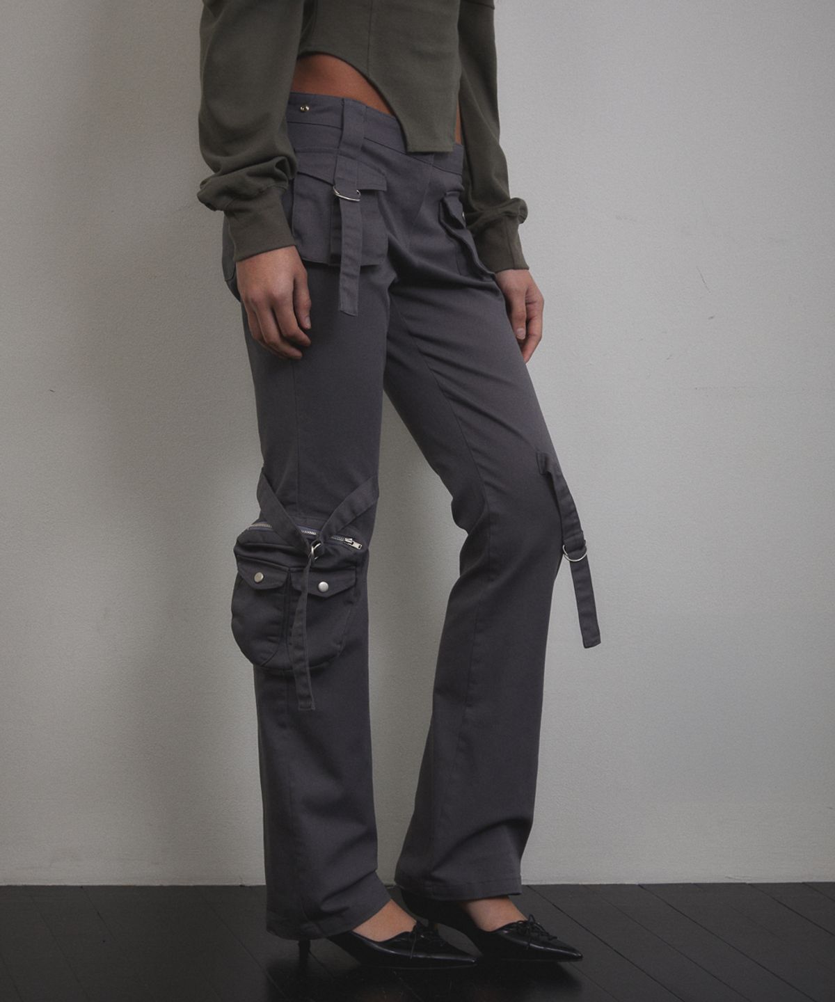 분트(VOONT) Cargo Strap Pocket Pants (CHARCOAL)