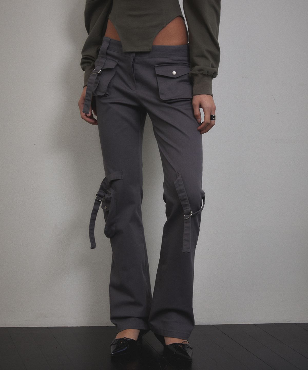 분트(VOONT) Cargo Strap Pocket Pants (CHARCOAL)