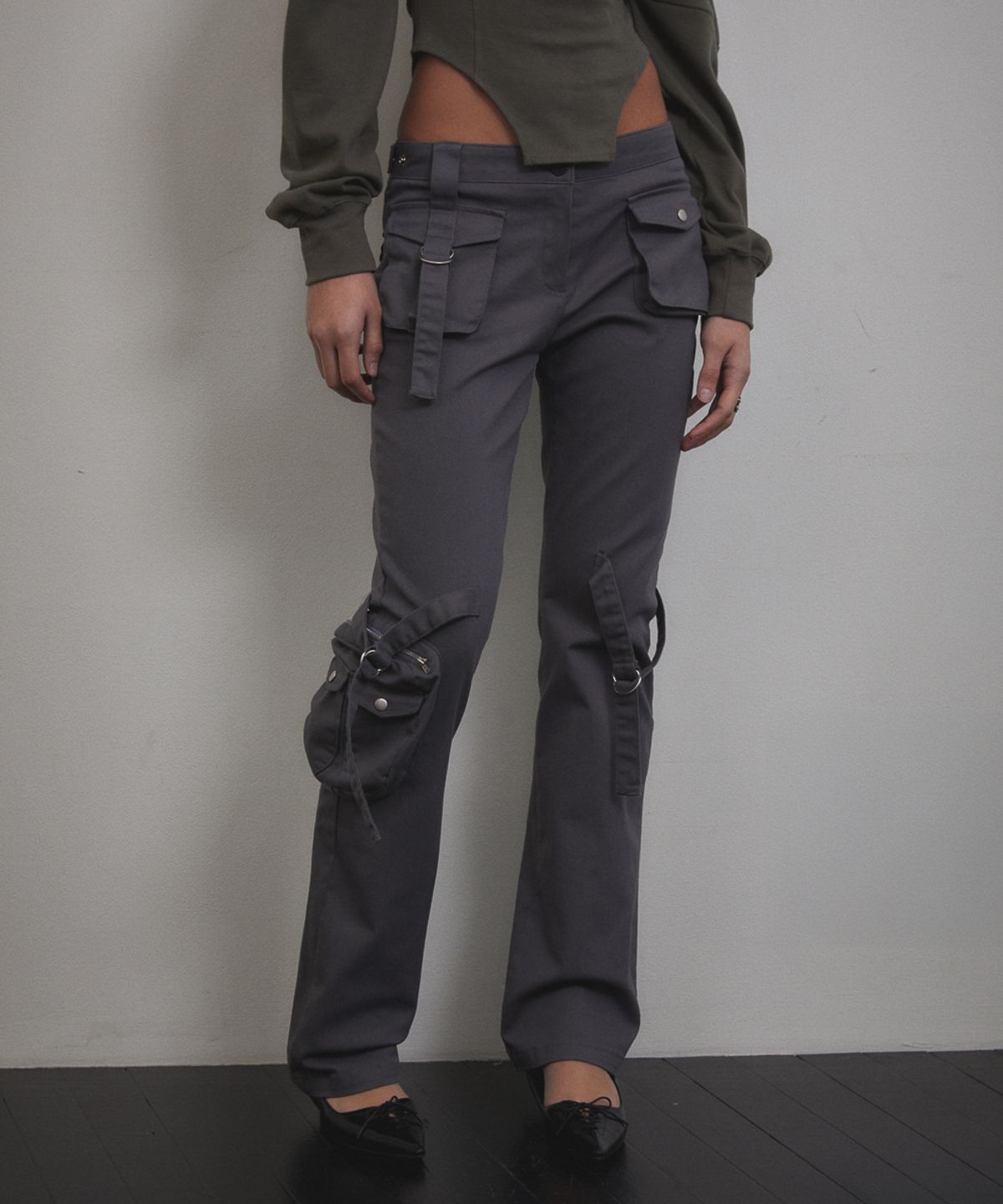 분트(VOONT) Cargo Strap Pocket Pants (CHARCOAL)