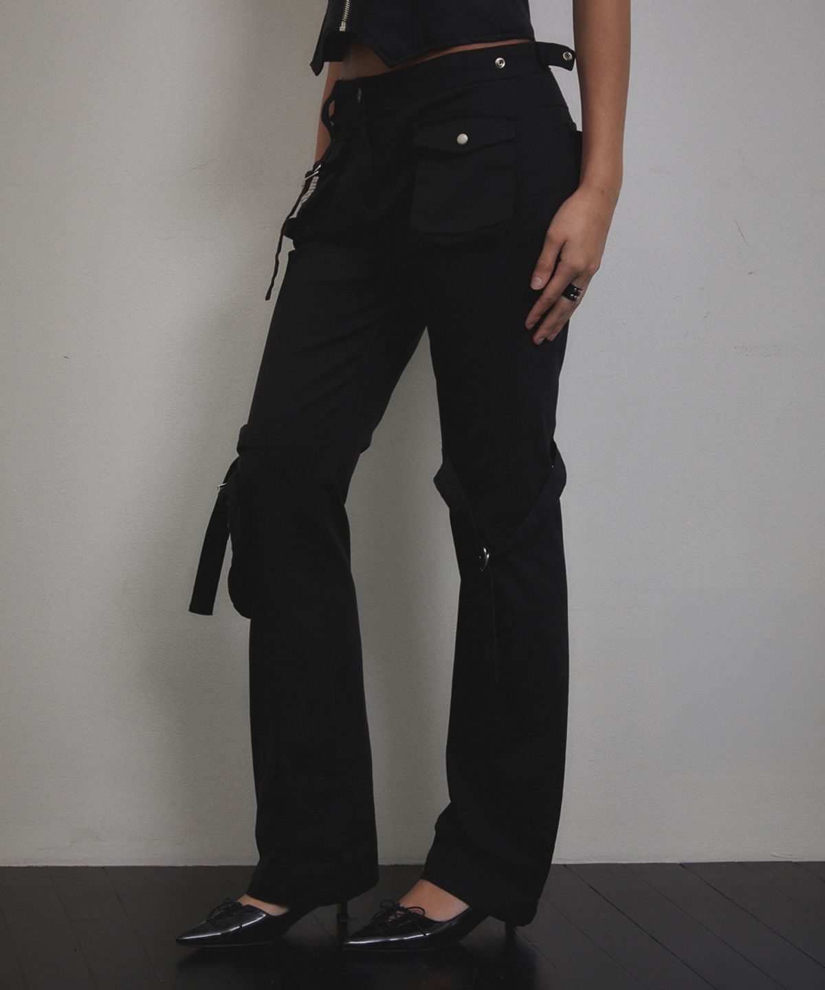 분트(VOONT) Cargo Strap Pocket Pants (BLACK)