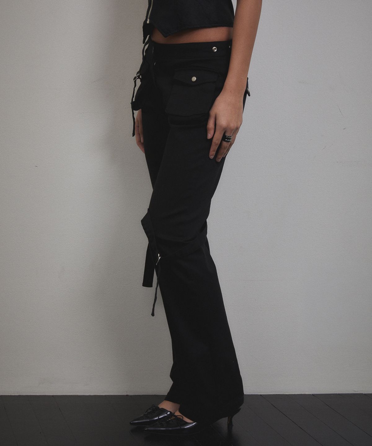 분트(VOONT) Cargo Strap Pocket Pants (BLACK)