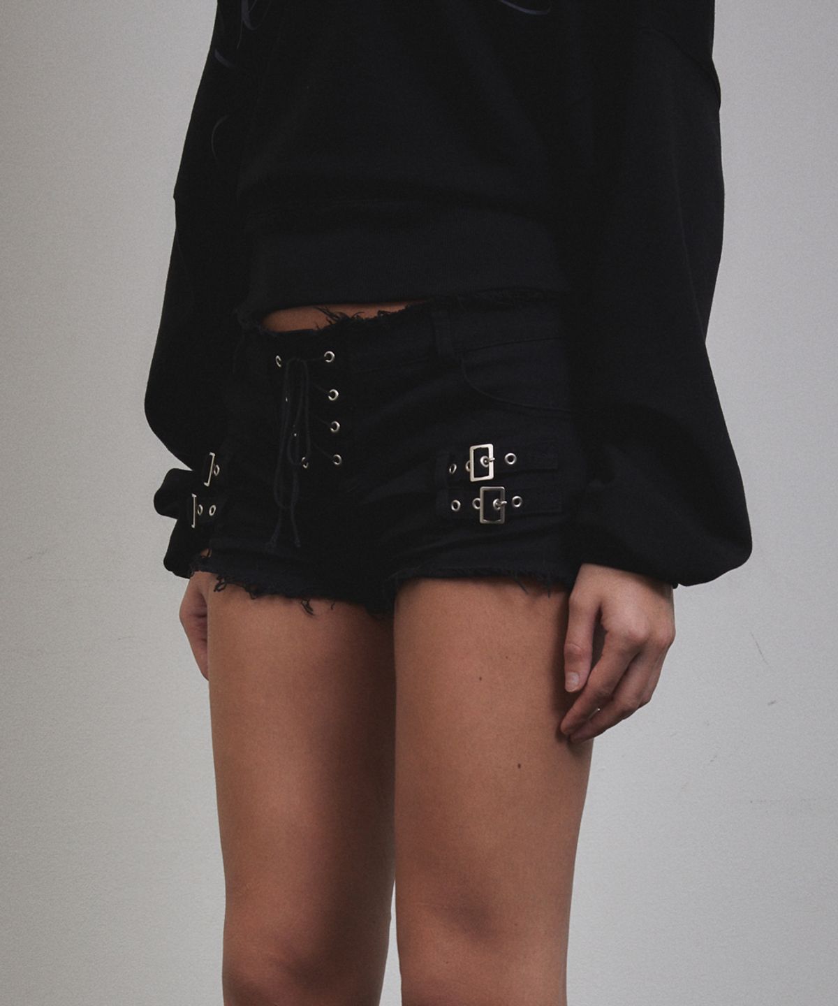 분트(VOONT) Eyelet Buckle Micro Shorts (BLACK)